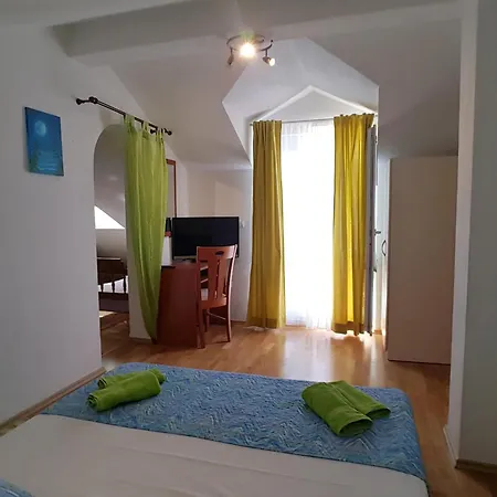 Hotel And With Parking Space - 18106