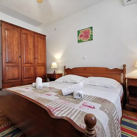 Hotel And With Parking Space - 18106 Makarska